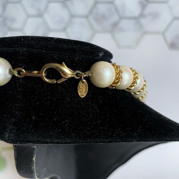 Elegant Joan Rivers Gold Pearl Necklace - Picture 4 of 4